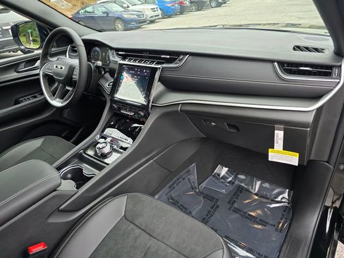 New 2025 Jeep Grand Cherokee L Altitude image 29