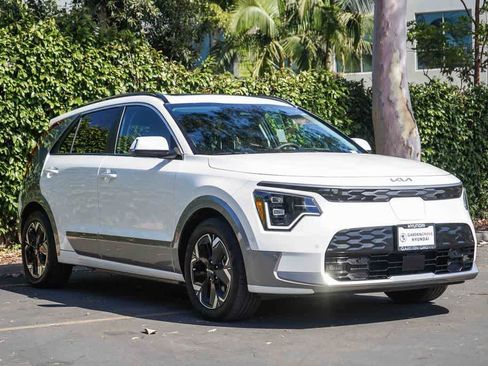 Used 2023 Kia Niro Wave w/ Wave Preserve Package FWD image 3