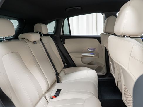 Used 2025 Mercedes-Benz GLA 250 4MATIC image 24