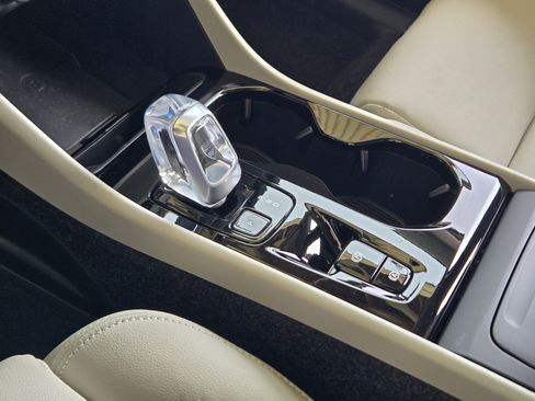 Used 2025 Volvo XC40 B5 Plus w/ Protection Package Premier image 28