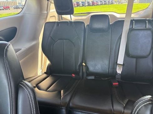 Used 2024 Chrysler Pacifica Touring-L FWD image 32