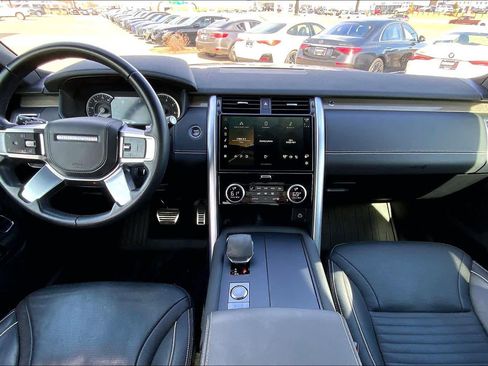 Used 2023 Land Rover Discovery Metropolitan Edition image 14