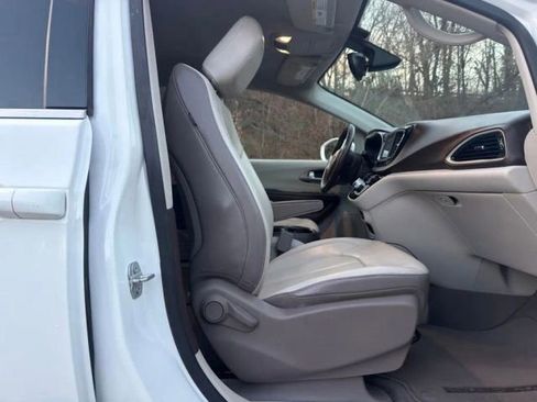 Used 2018 Chrysler Pacifica Touring-L FWD image 29