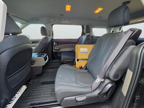 Used 2025 Kia Carnival LX FWD image 18