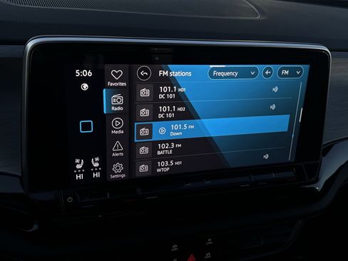 Used 2025 Volkswagen Atlas Cross Sport SE w/ Panoramic Sunroof Package image 18