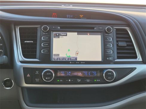 Used 2017 Toyota Highlander XLE image 12