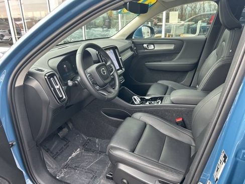 Used 2025 Volvo XC40 B5 Plus AWD/4WD image 17
