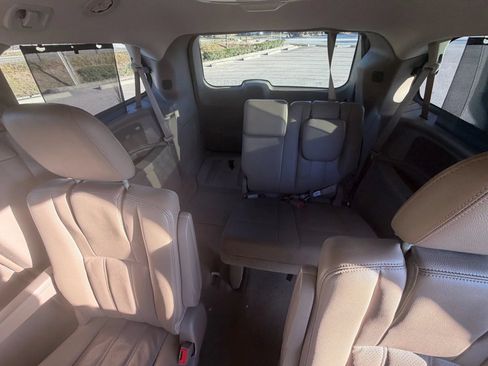 Used 2013 Chrysler Town & Country Touring-L w/ Driver Convenience Group FWD image 11