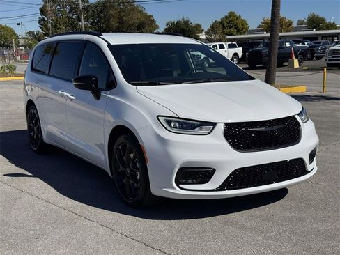 New 2026 Chrysler Pacifica Select w/ S Appearance Package image 8