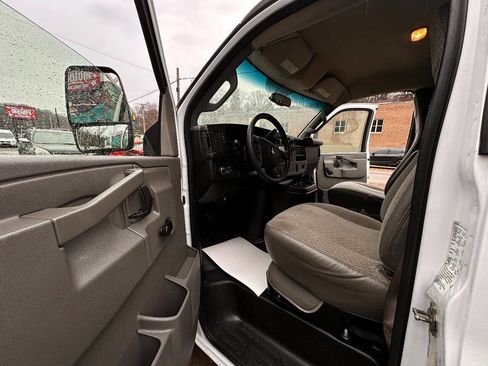 Used 2017 Chevrolet Express 3500 image 13