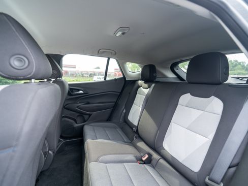 Used 2025 Chevrolet Trax LS w/ LS Convenience Package FWD image 9