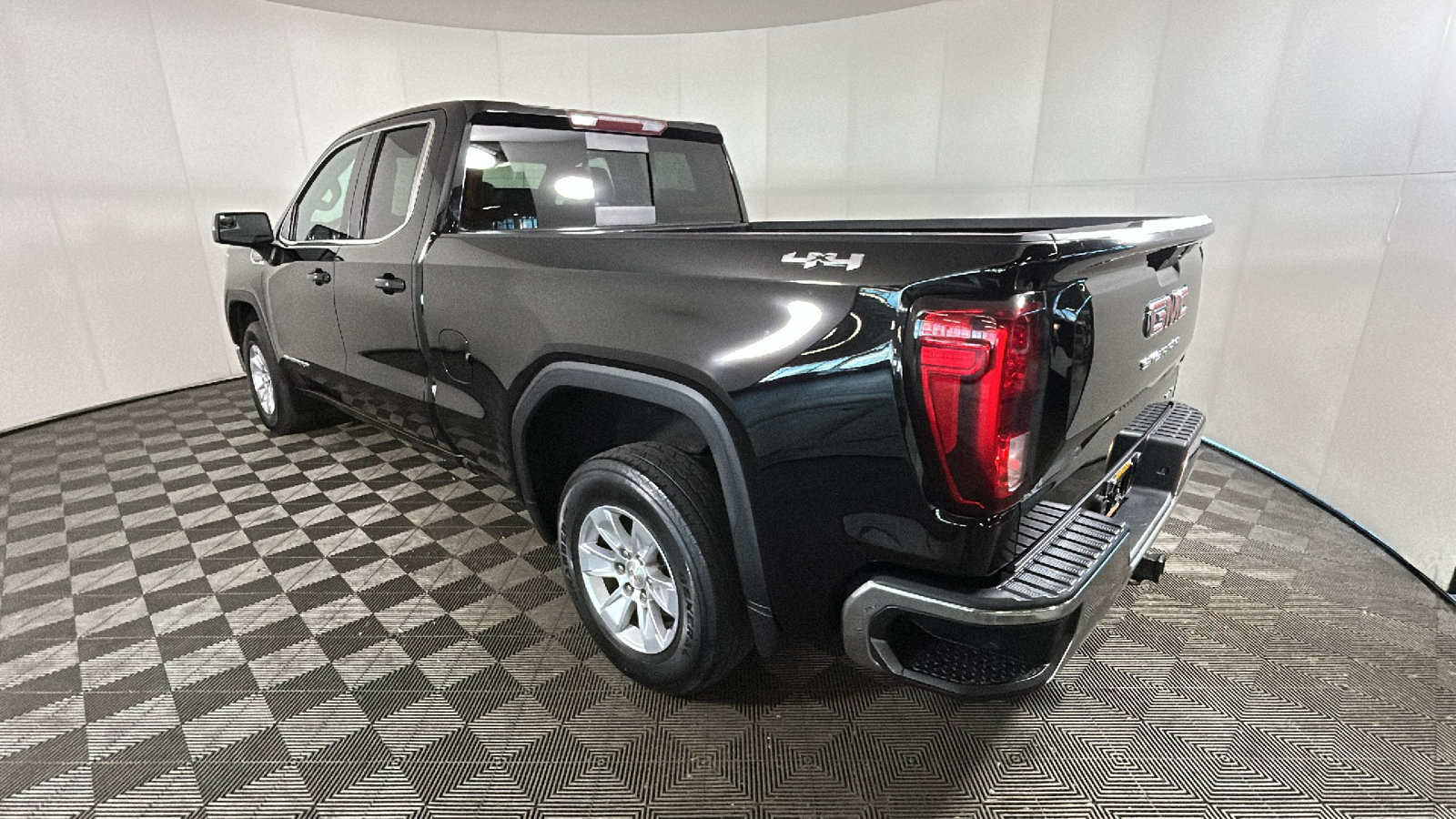 Used 2019 GMC Sierra 1500 SLE w/ SLE Value Package AWD/4WD image 5