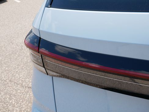 Used 2025 Volkswagen Taos SE w/ Panoramic Sunroof Package AWD/4WD image 17