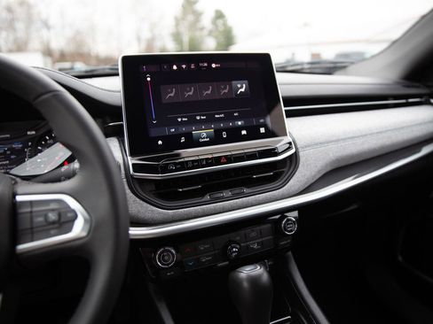 Used 2024 Jeep Compass Latitude image 14