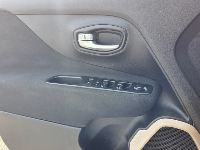 Used 2016 Jeep Renegade Latitude FWD image 32