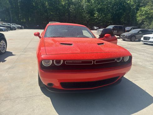 Used 2022 Dodge Challenger SXT image 2