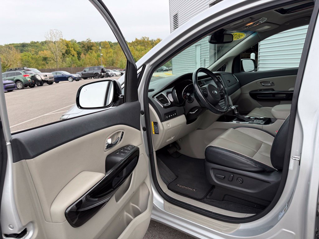 Used 2019 Kia Sedona EX w/ EX Premium Package FWD image 19