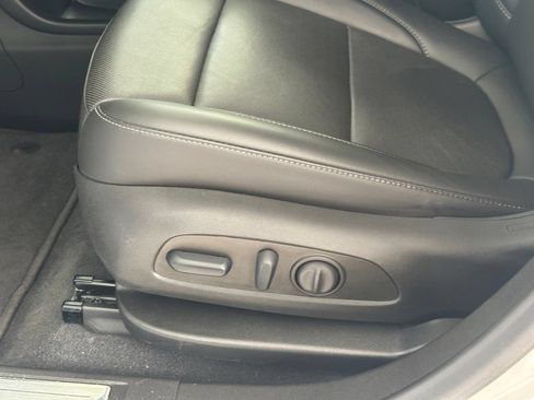 Used 2023 GMC Acadia SLT w/ Technology Package FWD image 16