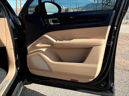 Used 2023 Porsche Cayenne image 22