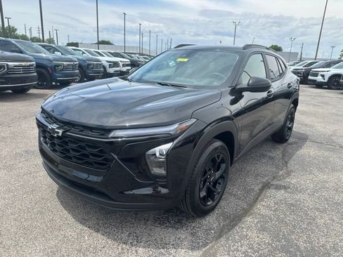 New 2026 Chevrolet Trax LT w/ Midnight Edition FWD image 7