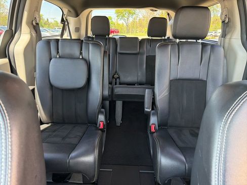 Used 2019 Dodge Grand Caravan SXT w/ Rear Park Assist Package FWD image 21