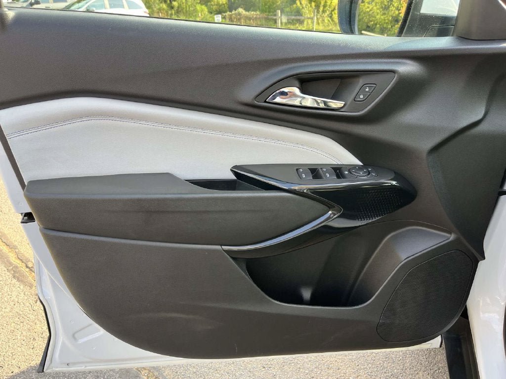 Used 2025 Chevrolet Trax LT FWD image 25