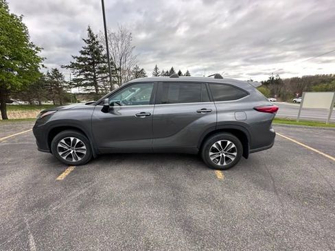 Used 2023 Toyota Highlander XLE AWD/4WD image 6