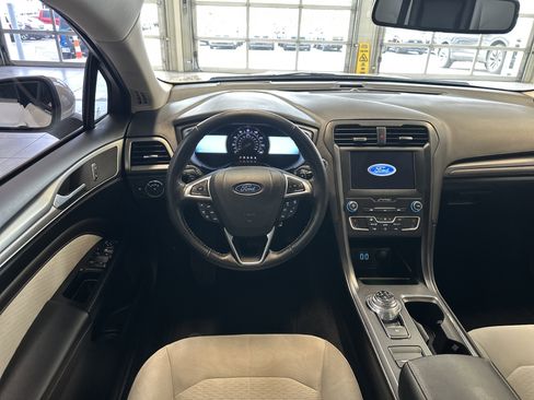 Used 2019 Ford Fusion SE w/ Equipment Group 151A image 2