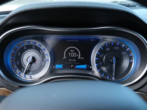 Used 2015 Chrysler 300 C image 37