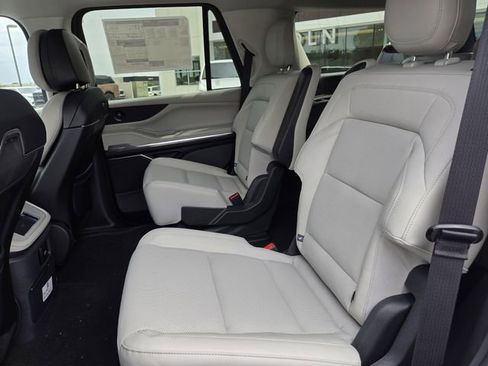 New 2026 Lincoln Navigator Premiere AWD/4WD image 16