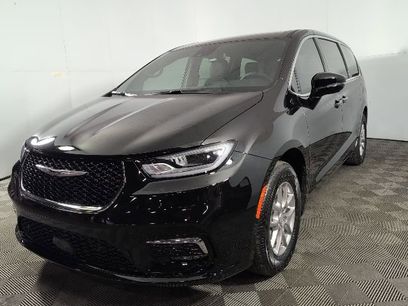 New 2026 Chrysler Pacifica Select