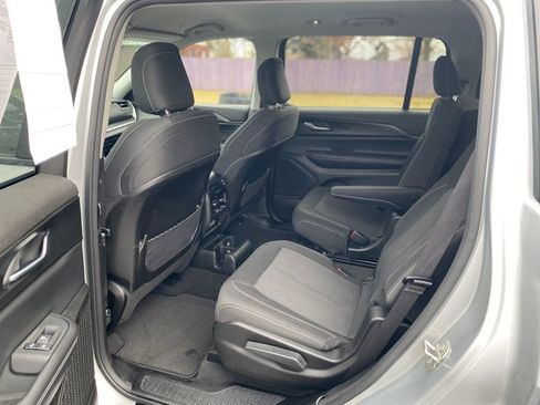 Used 2023 Jeep Grand Cherokee L Laredo image 18