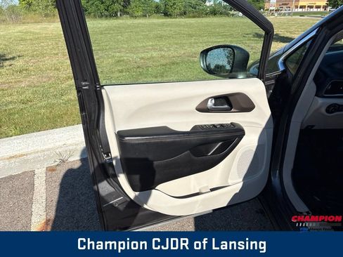 Used 2017 Chrysler Pacifica Touring-L w/ Tire & Wheel Group FWD image 11