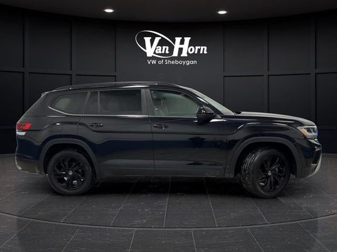 Used 2022 Volkswagen Atlas SE w/ Black Wheel Package image 2