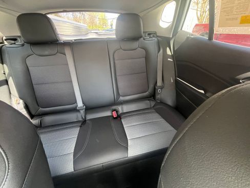 Used 2025 Chevrolet Trax LT w/ LT Convenience Package image 32