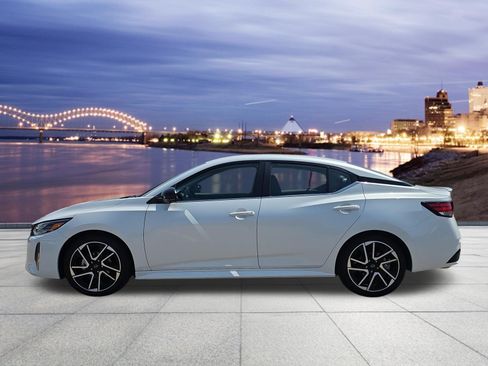 Used 2025 Nissan Sentra SR w/ SR Premium Package FWD image 2