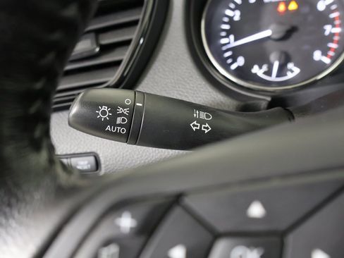 Used 2019 Nissan Rogue SV w/ Premium Package image 21