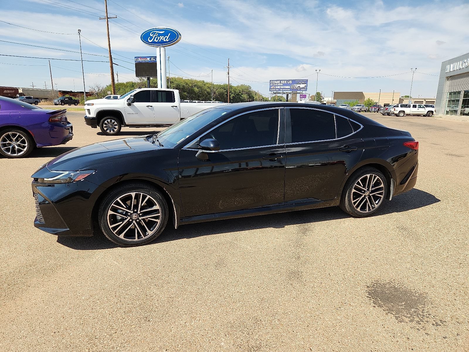 Used 2025 Toyota Camry XLE FWD image 2