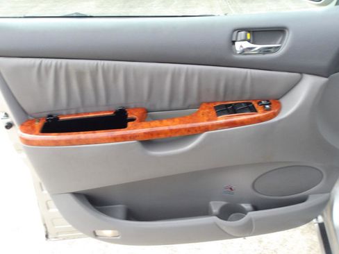 Used 2010 Toyota Sienna FWD image 16