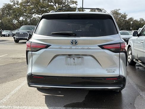 Used 2022 Toyota Sienna Platinum image 6