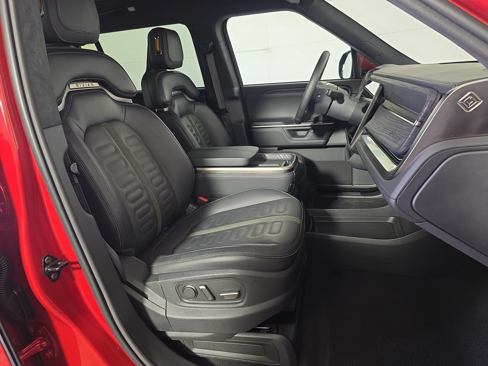 Used 2025 Rivian R1S Adventure Dual AWD/4WD image 24