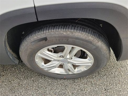 Used 2024 GMC Terrain SLE image 9