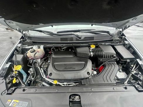 Used 2024 Chrysler Pacifica Touring-L image 17