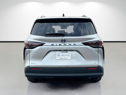 Used 2025 Toyota Sienna XLE FWD image 4