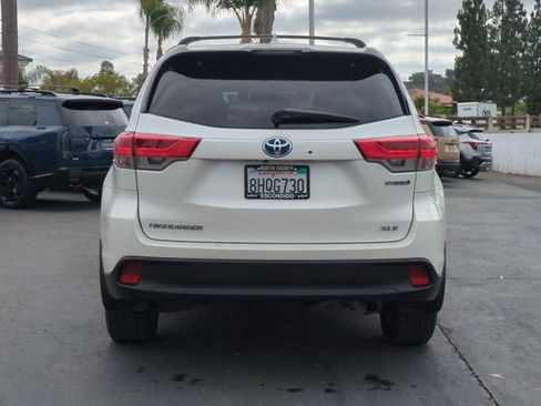 Used 2017 Toyota Highlander XLE w/ Carpet Mat Package AWD/4WD image 4