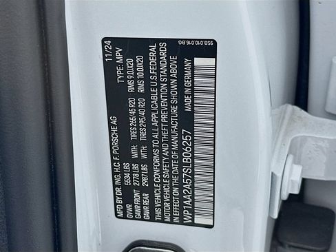 Certified 2025 Porsche Macan AWD/4WD image 35