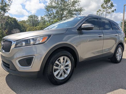 Used 2018 Kia Sorento FWD image 9