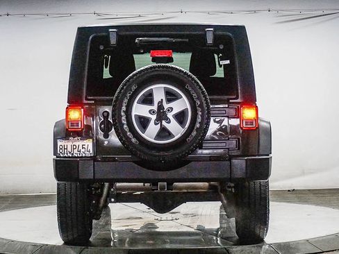 Used 2016 Jeep Wrangler Unlimited Rubicon w/ Connectivity Group image 9