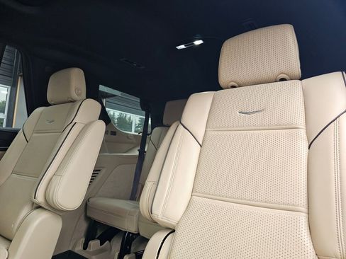 Used 2022 Cadillac Escalade Premium Luxury AWD/4WD image 21