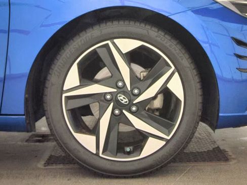 Used 2023 Hyundai Elantra SEL w/ Convenience Package FWD image 18